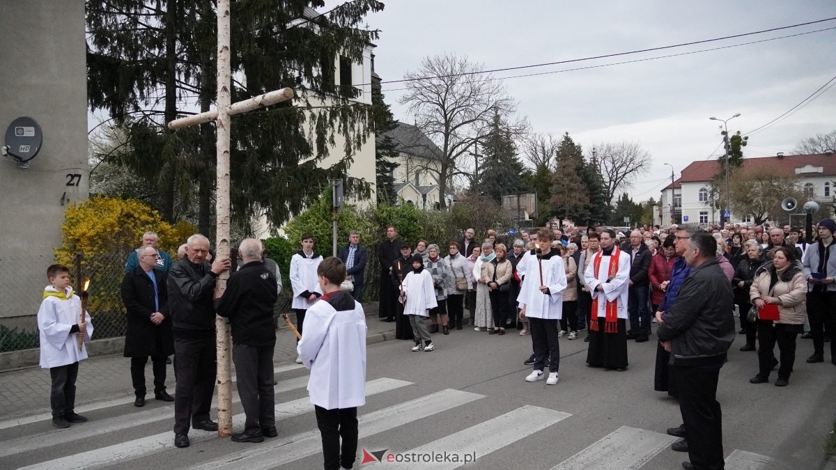 Droga Krzyżowa w ostrołęckiej farze - procesja ulicami Ostrołęki [15.04.2025] - zdjęcie #19 - eOstroleka.pl