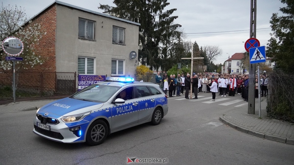 Droga Krzyżowa w ostrołęckiej farze - procesja ulicami Ostrołęki [15.04.2025] - zdjęcie #18 - eOstroleka.pl