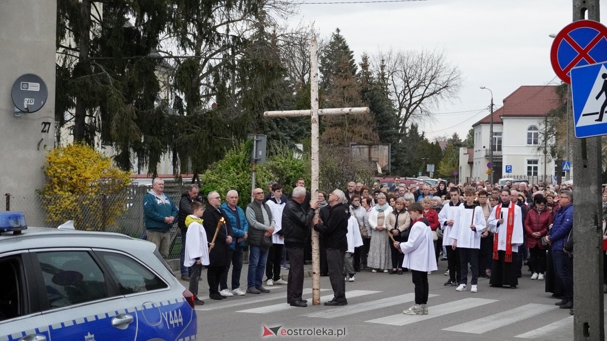 Droga Krzyżowa w ostrołęckiej farze - procesja ulicami Ostrołęki [15.04.2025] - zdjęcie #17 - eOstroleka.pl
