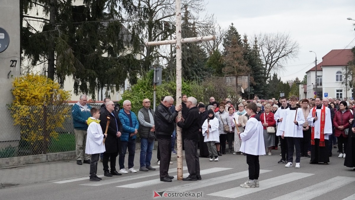 Droga Krzyżowa w ostrołęckiej farze - procesja ulicami Ostrołęki [15.04.2025] - zdjęcie #16 - eOstroleka.pl