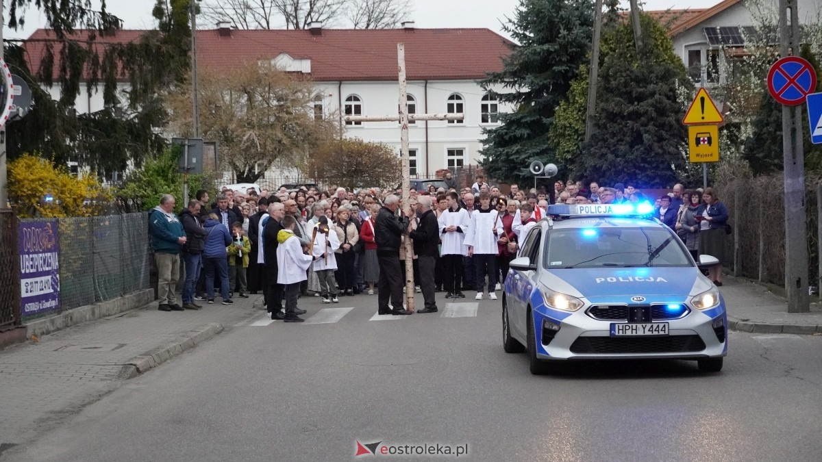 Droga Krzyżowa w ostrołęckiej farze - procesja ulicami Ostrołęki [15.04.2025] - zdjęcie #15 - eOstroleka.pl