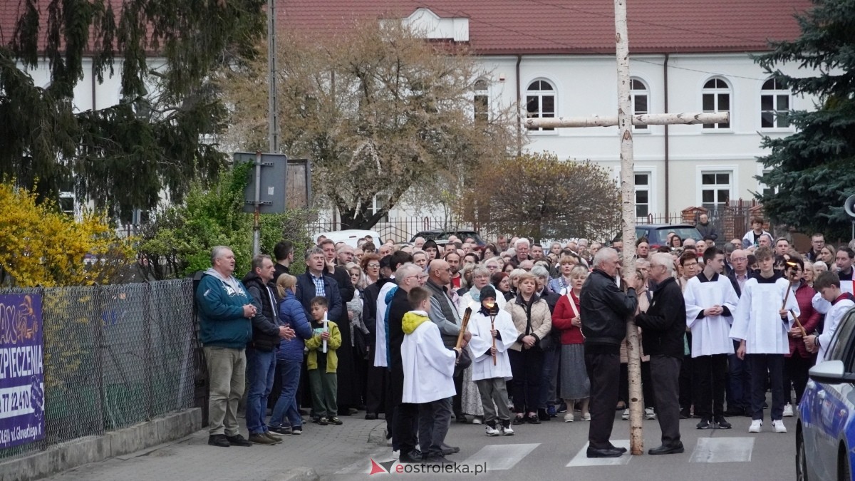 Droga Krzyżowa w ostrołęckiej farze - procesja ulicami Ostrołęki [15.04.2025] - zdjęcie #14 - eOstroleka.pl