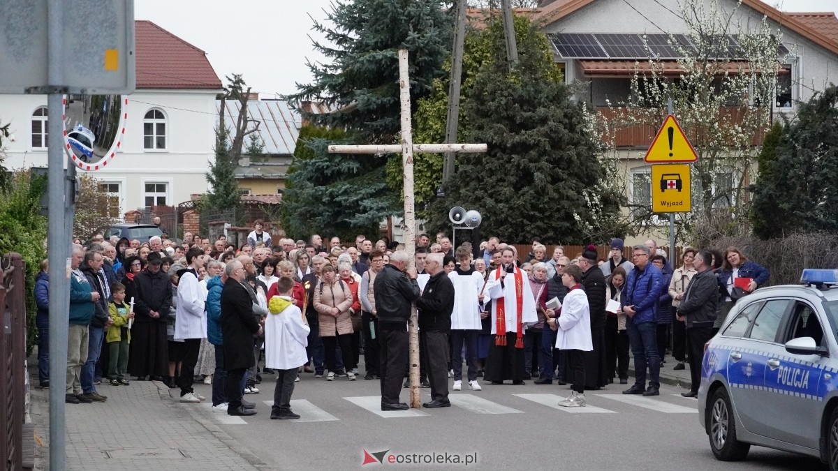 Droga Krzyżowa w ostrołęckiej farze - procesja ulicami Ostrołęki [15.04.2025] - zdjęcie #13 - eOstroleka.pl