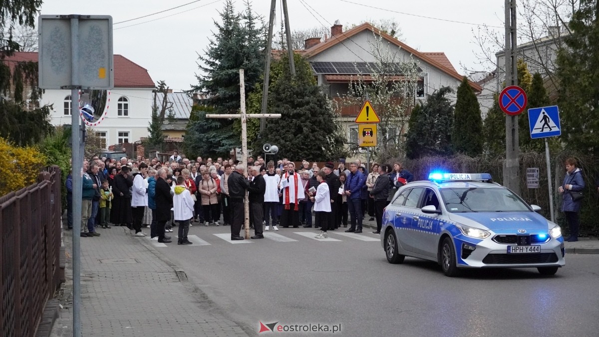 Droga Krzyżowa w ostrołęckiej farze - procesja ulicami Ostrołęki [15.04.2025] - zdjęcie #12 - eOstroleka.pl