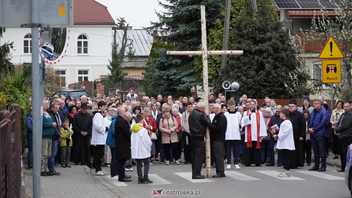 Droga Krzyżowa w ostrołęckiej farze - procesja ulicami Ostrołęki [15.04.2025] - zdjęcie #11 - eOstroleka.pl