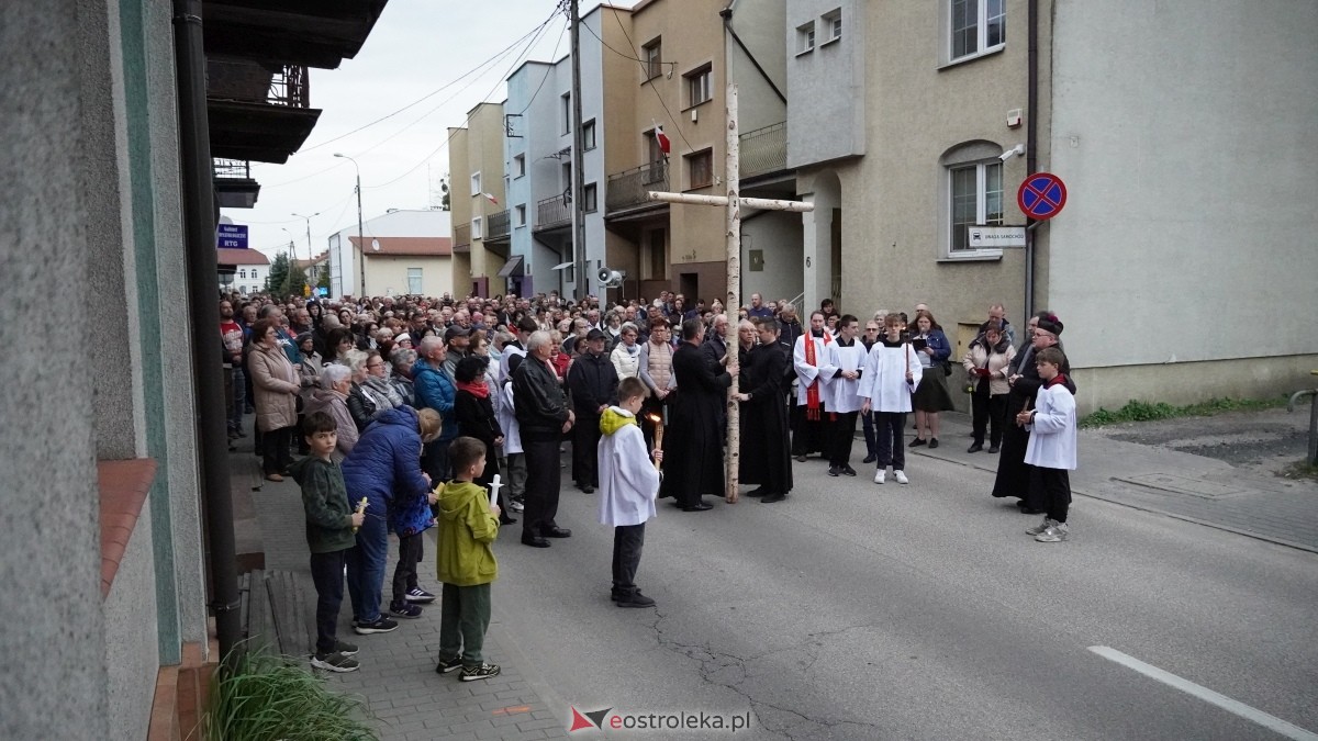 Droga Krzyżowa w ostrołęckiej farze - procesja ulicami Ostrołęki [15.04.2025] - zdjęcie #10 - eOstroleka.pl