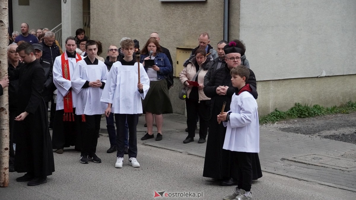 Droga Krzyżowa w ostrołęckiej farze - procesja ulicami Ostrołęki [15.04.2025] - zdjęcie #9 - eOstroleka.pl