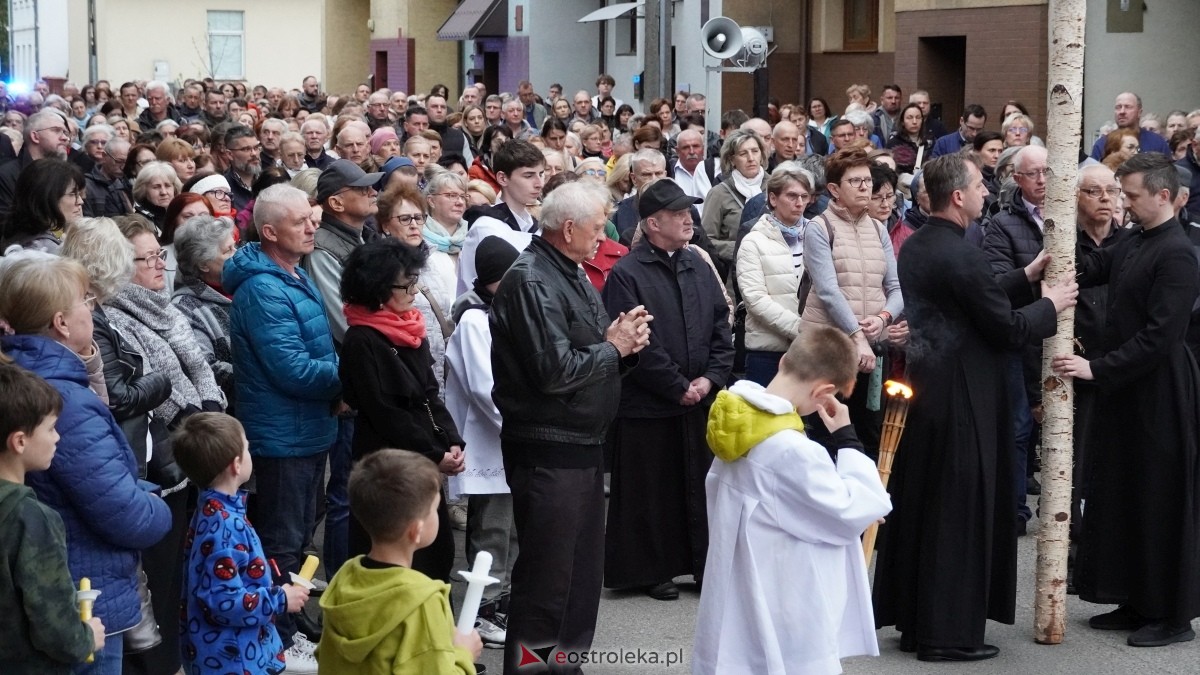 Droga Krzyżowa w ostrołęckiej farze - procesja ulicami Ostrołęki [15.04.2025] - zdjęcie #8 - eOstroleka.pl