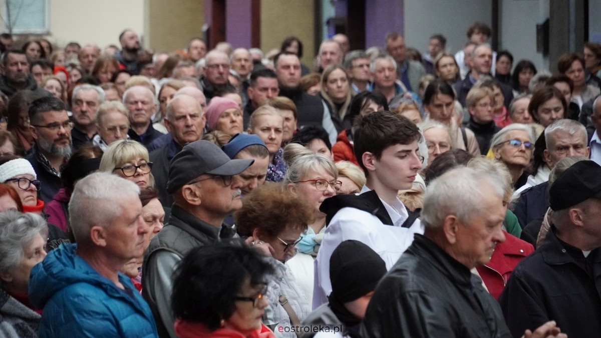 Droga Krzyżowa w ostrołęckiej farze - procesja ulicami Ostrołęki [15.04.2025] - zdjęcie #7 - eOstroleka.pl