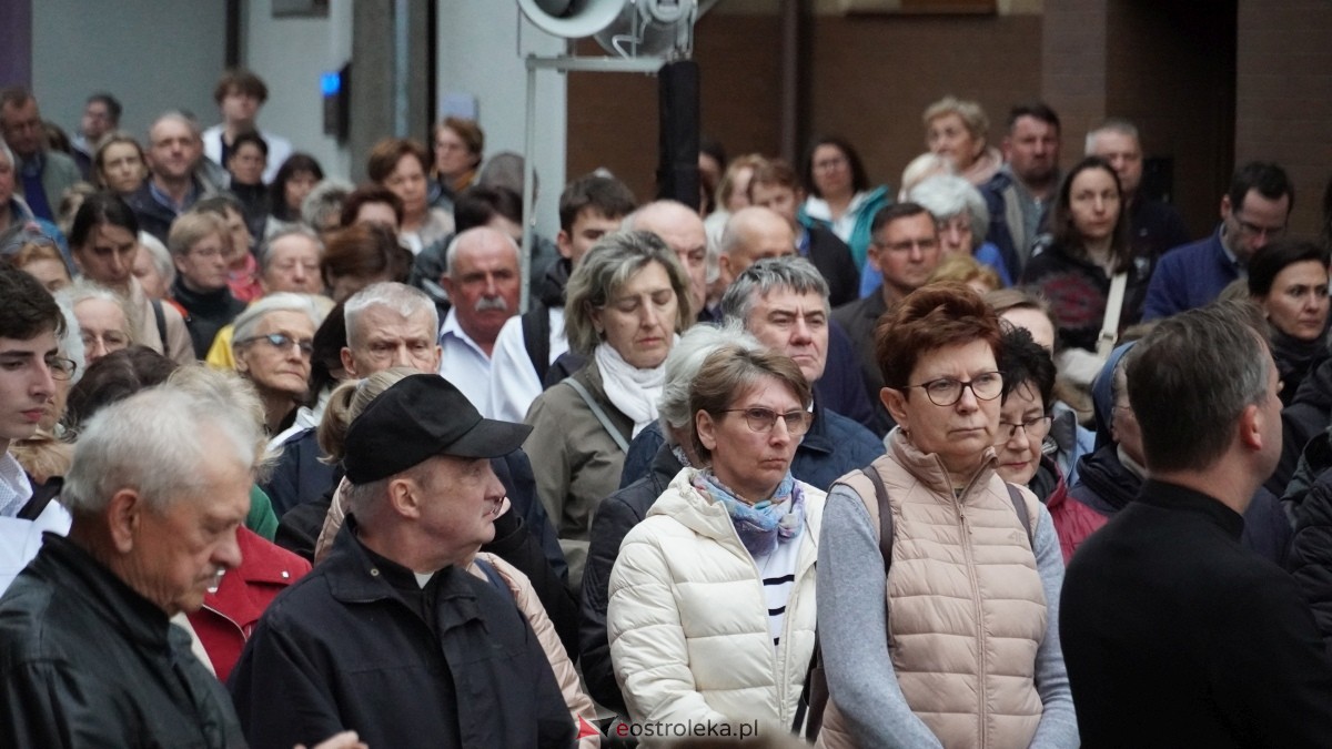 Droga Krzyżowa w ostrołęckiej farze - procesja ulicami Ostrołęki [15.04.2025] - zdjęcie #6 - eOstroleka.pl
