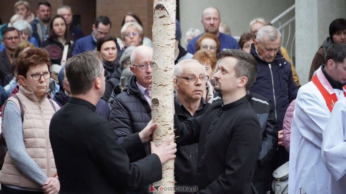 Droga Krzyżowa w ostrołęckiej farze - procesja ulicami Ostrołęki [15.04.2025] - zdjęcie #5 - eOstroleka.pl