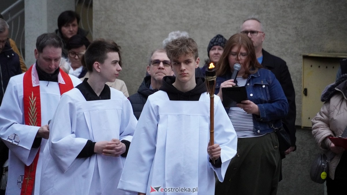 Droga Krzyżowa w ostrołęckiej farze - procesja ulicami Ostrołęki [15.04.2025] - zdjęcie #4 - eOstroleka.pl
