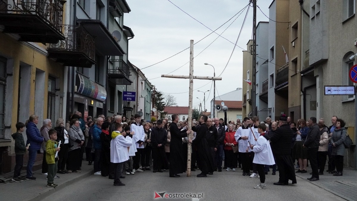Droga Krzyżowa w ostrołęckiej farze - procesja ulicami Ostrołęki [15.04.2025] - zdjęcie #3 - eOstroleka.pl