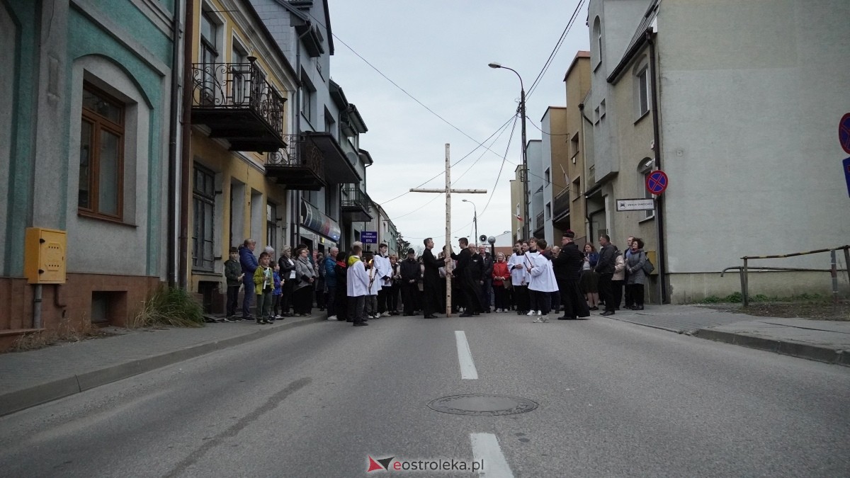 Droga Krzyżowa w ostrołęckiej farze - procesja ulicami Ostrołęki [15.04.2025] - zdjęcie #2 - eOstroleka.pl