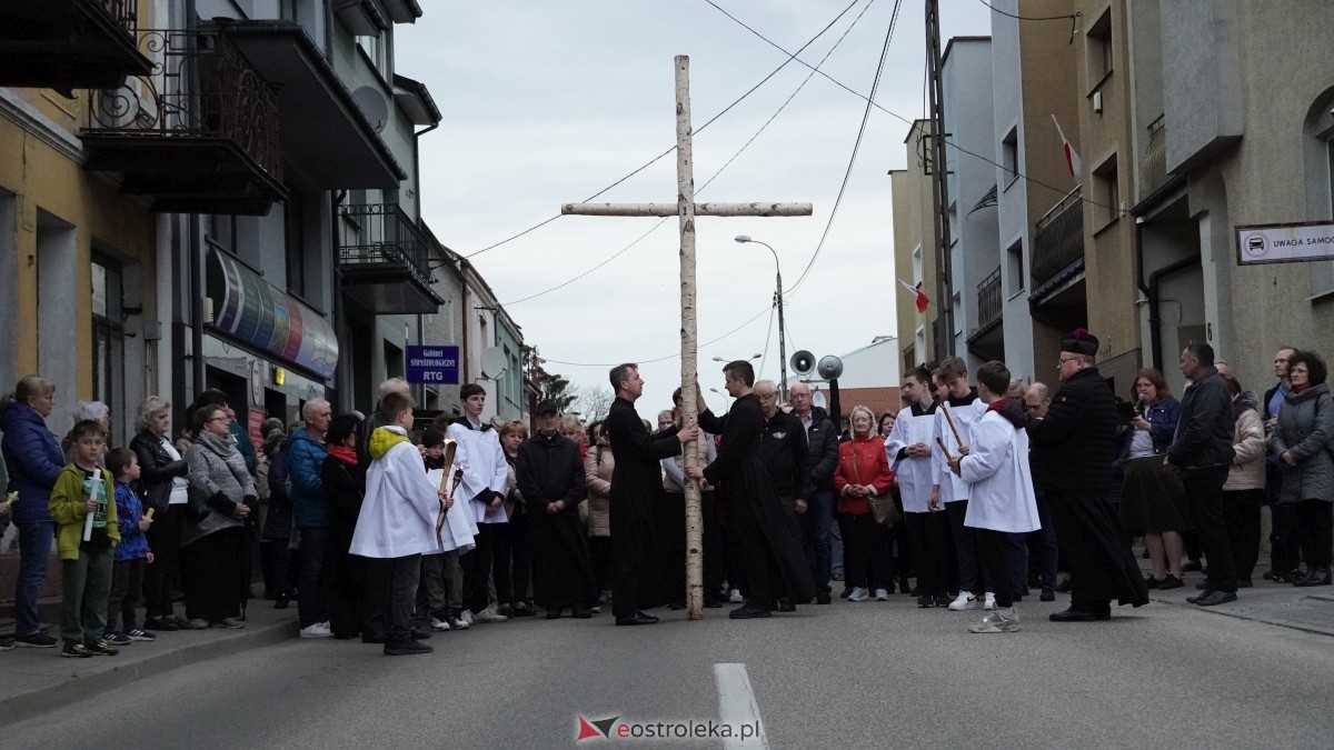 Droga Krzyżowa w ostrołęckiej farze - procesja ulicami Ostrołęki [15.04.2025] - zdjęcie #1 - eOstroleka.pl