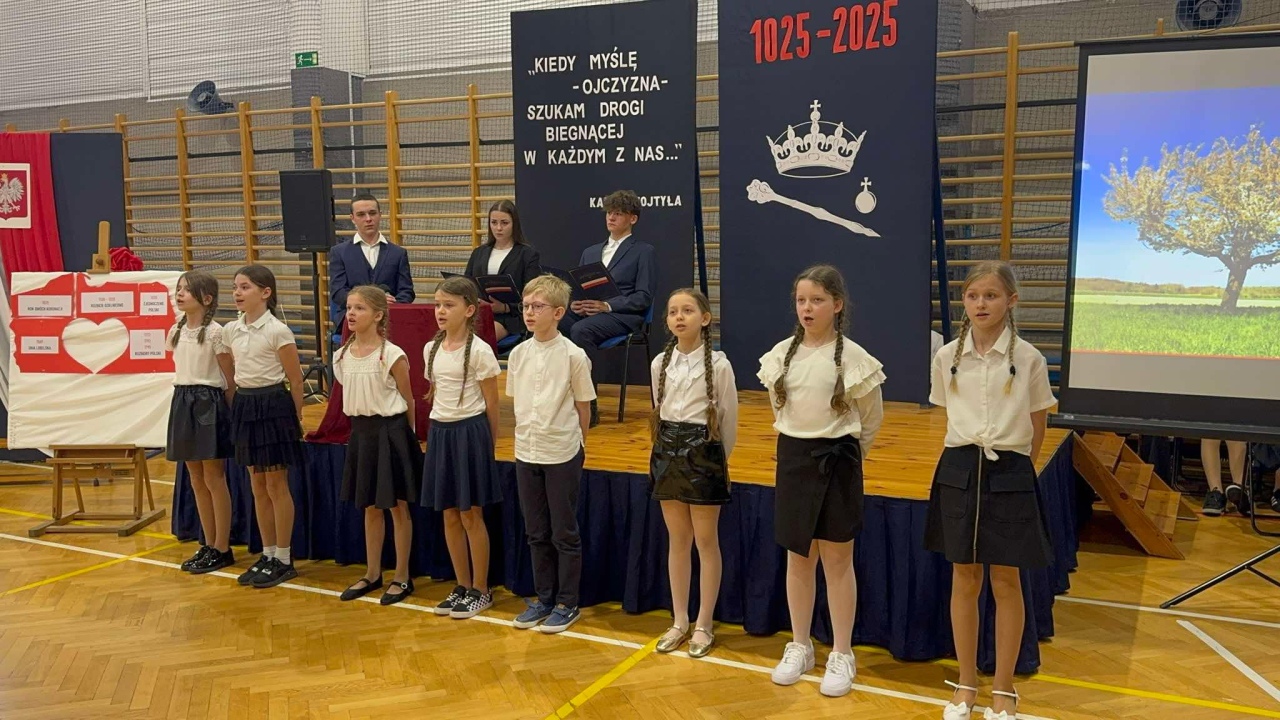 Tysiąclecie Królestwa Polskiego uczczone w Szkole Podstawowej nr 10 w Ostrołęce [15.04.2025] - zdjęcie #41 - eOstroleka.pl