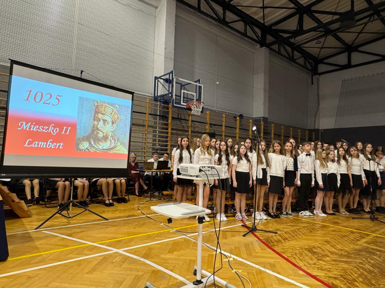 Tysiąclecie Królestwa Polskiego uczczone w Szkole Podstawowej nr 10 w Ostrołęce [15.04.2025] - zdjęcie #38 - eOstroleka.pl