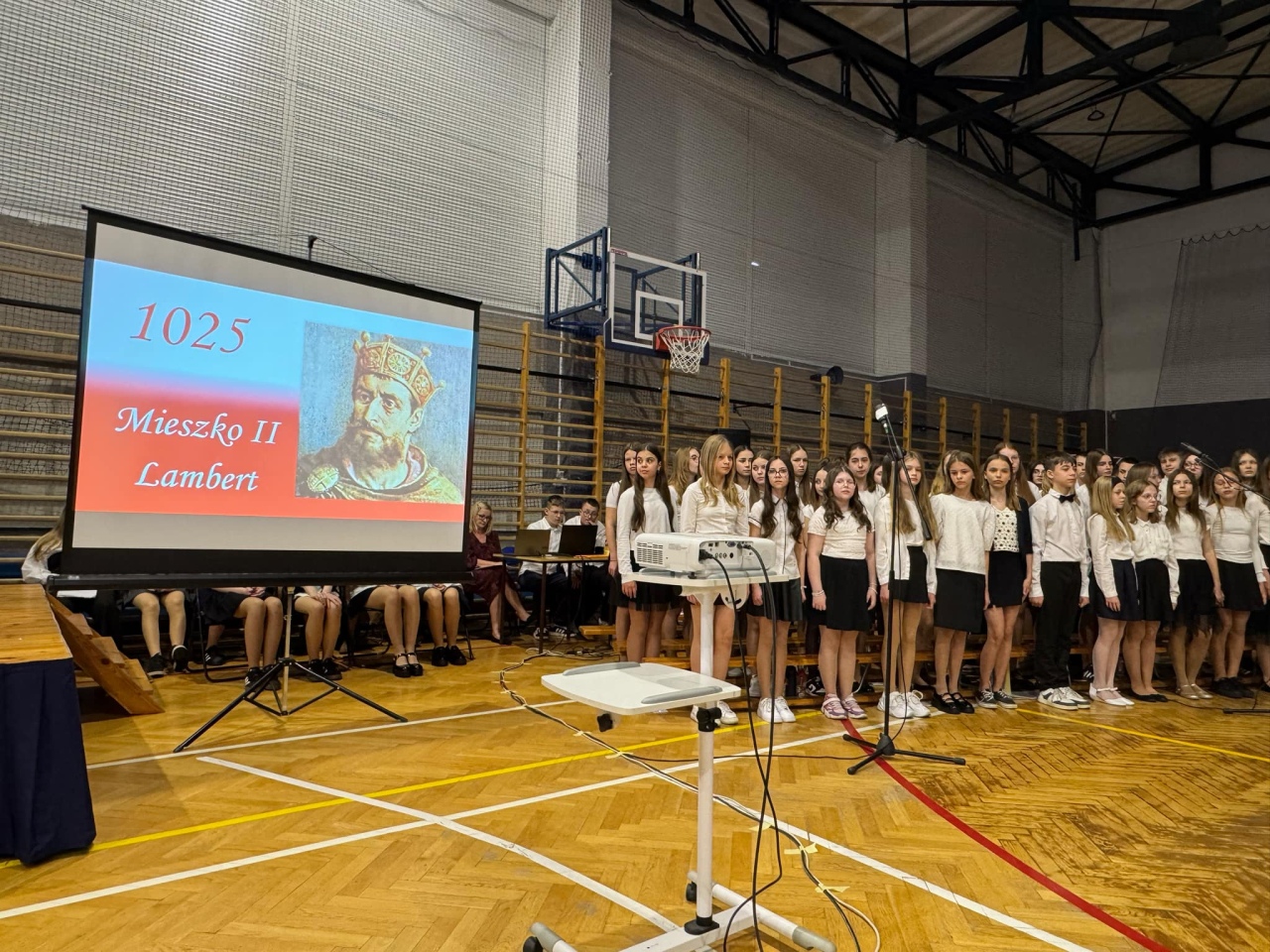 Tysiąclecie Królestwa Polskiego uczczone w Szkole Podstawowej nr 10 w Ostrołęce [15.04.2025] - zdjęcie #26 - eOstroleka.pl