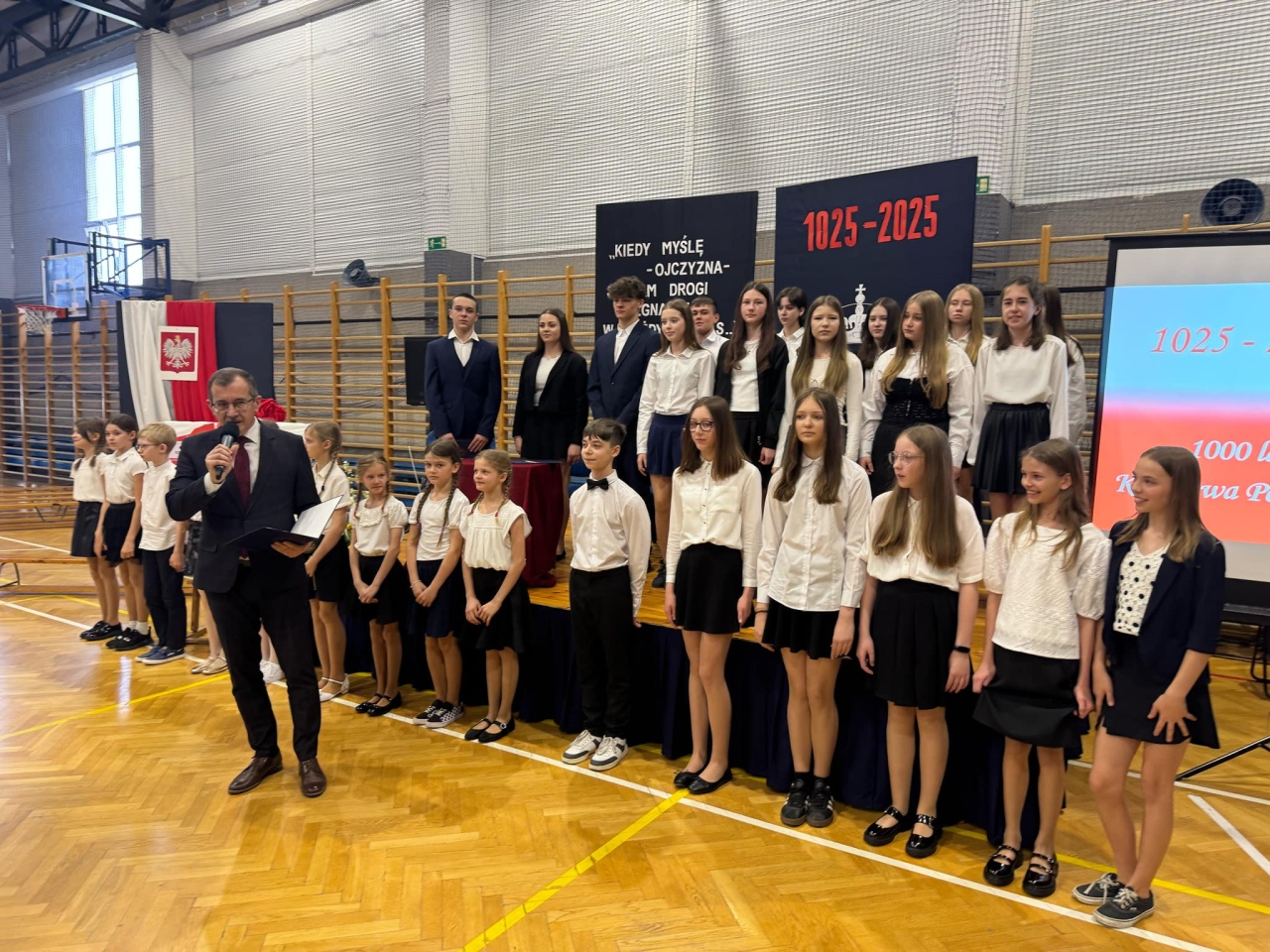Tysiąclecie Królestwa Polskiego uczczone w Szkole Podstawowej nr 10 w Ostrołęce [15.04.2025] - zdjęcie #24 - eOstroleka.pl