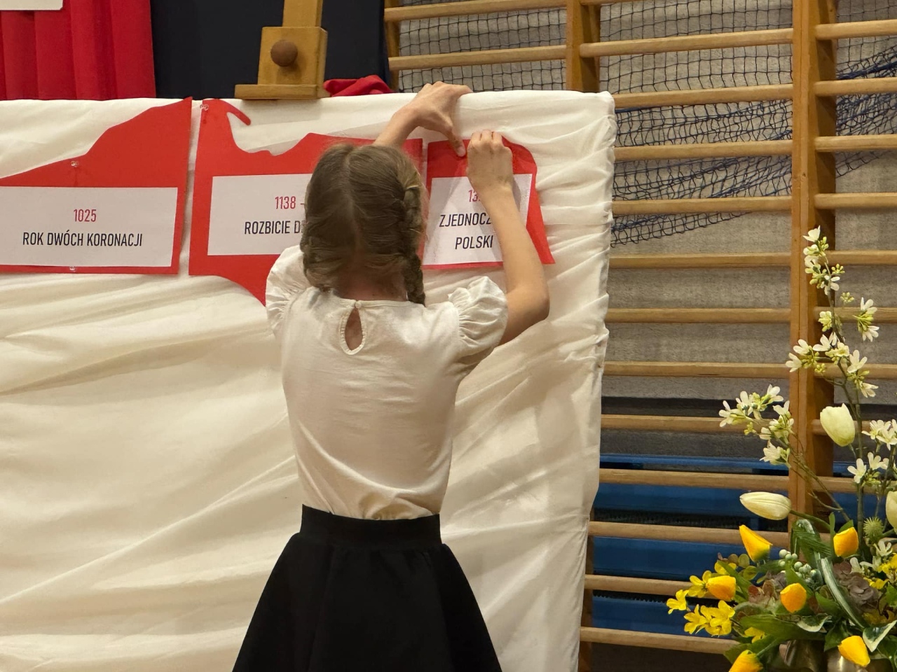 Tysiąclecie Królestwa Polskiego uczczone w Szkole Podstawowej nr 10 w Ostrołęce [15.04.2025] - zdjęcie #7 - eOstroleka.pl