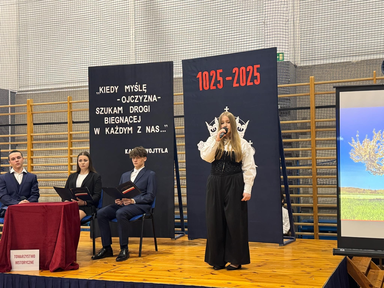 Tysiąclecie Królestwa Polskiego uczczone w Szkole Podstawowej nr 10 w Ostrołęce [15.04.2025] - zdjęcie #1 - eOstroleka.pl