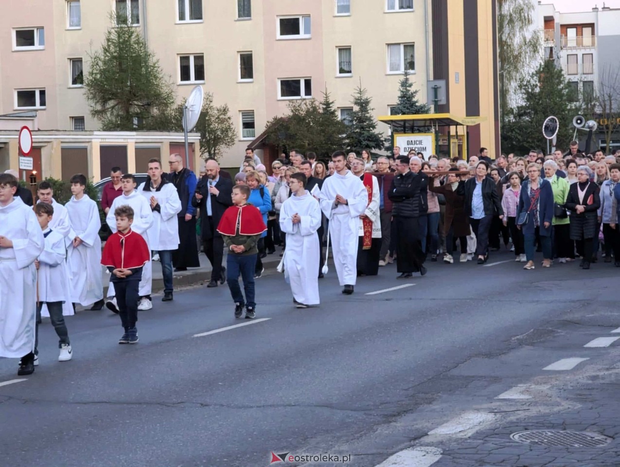 Droga krzyżowa w parafii Zbawiciela Świata w Ostrołęce [16.04.2025] - zdjęcie #39 - eOstroleka.pl