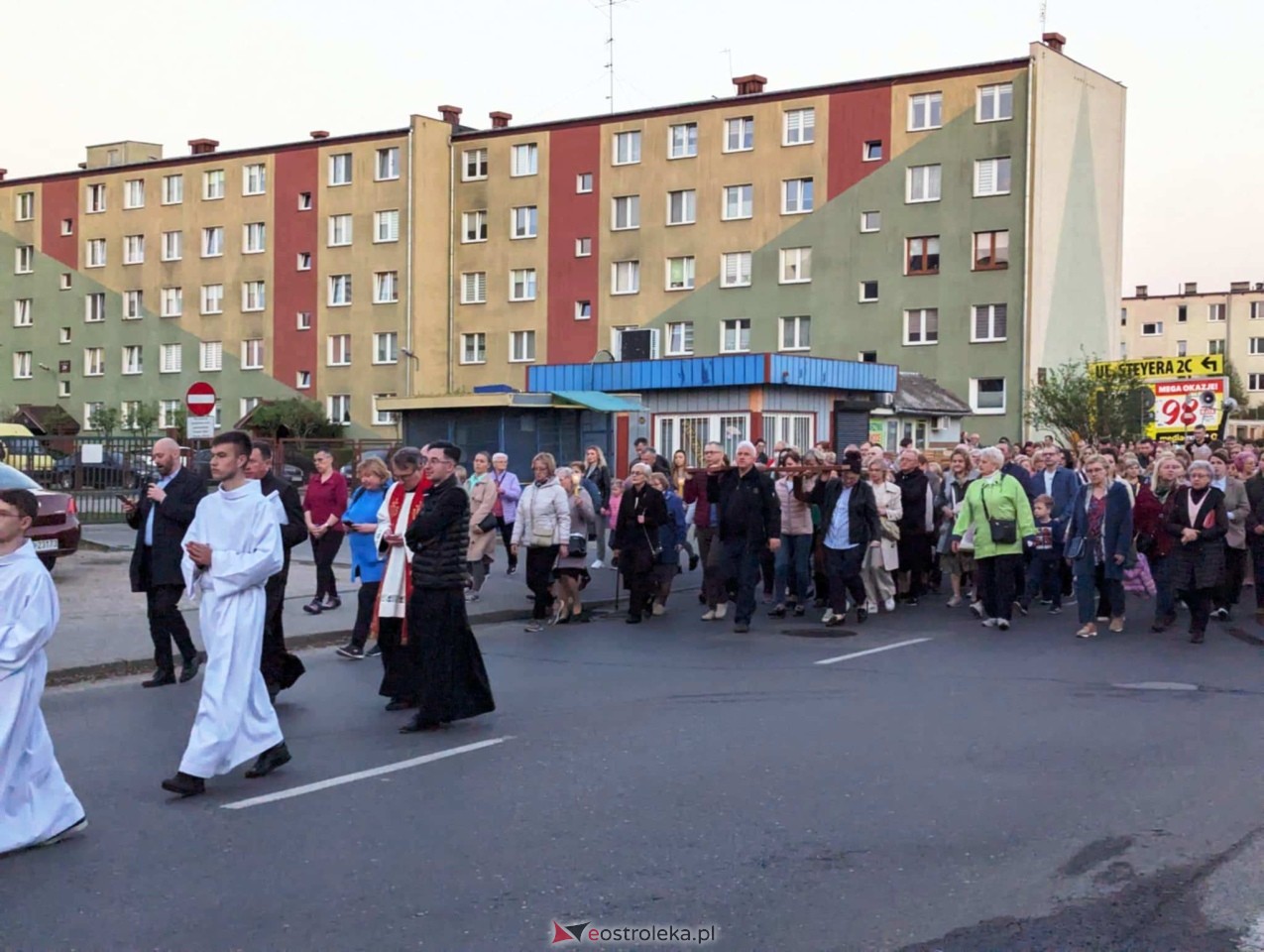 Droga krzyżowa w parafii Zbawiciela Świata w Ostrołęce [16.04.2025] - zdjęcie #38 - eOstroleka.pl