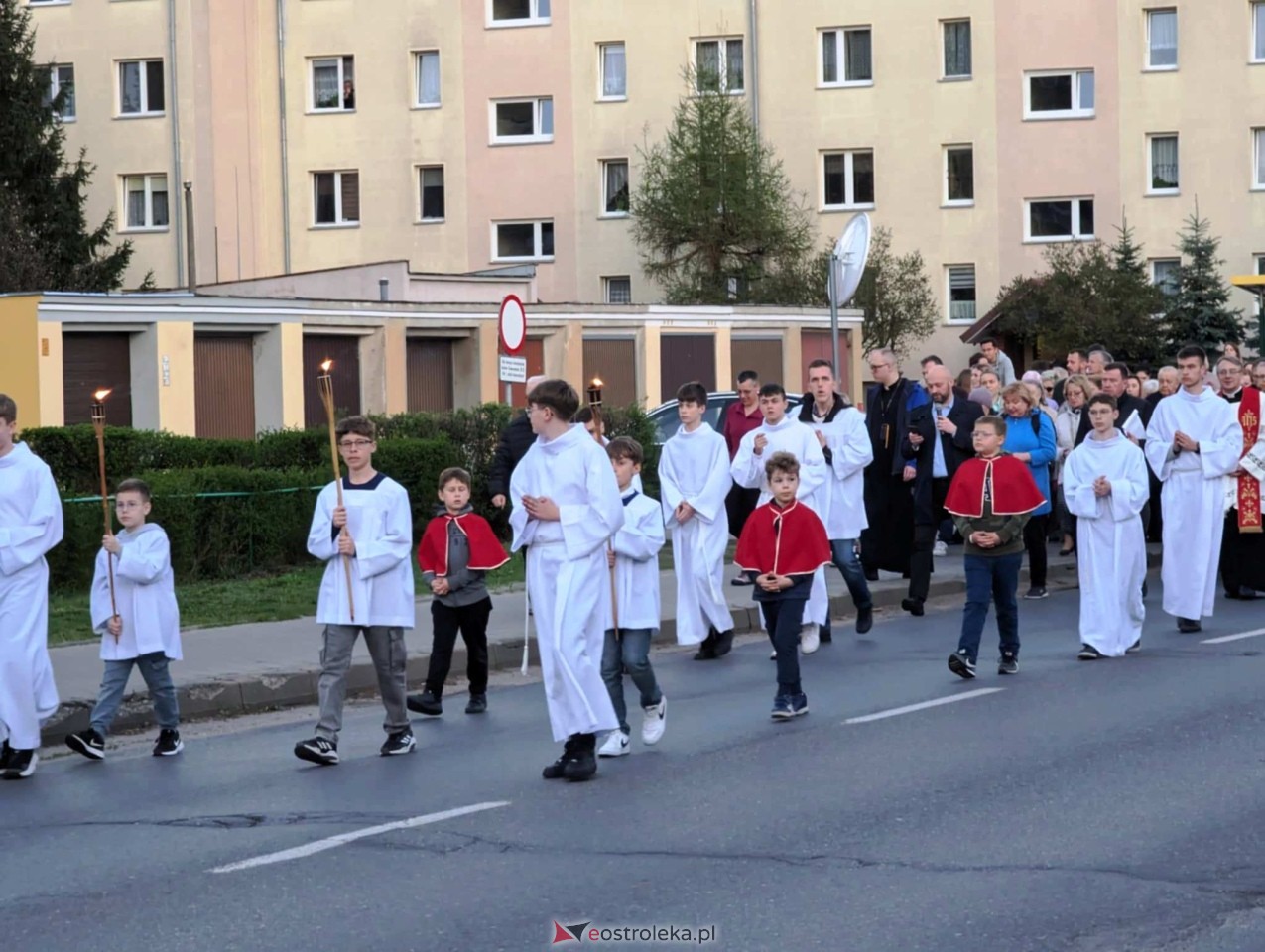 Droga krzyżowa w parafii Zbawiciela Świata w Ostrołęce [16.04.2025] - zdjęcie #37 - eOstroleka.pl