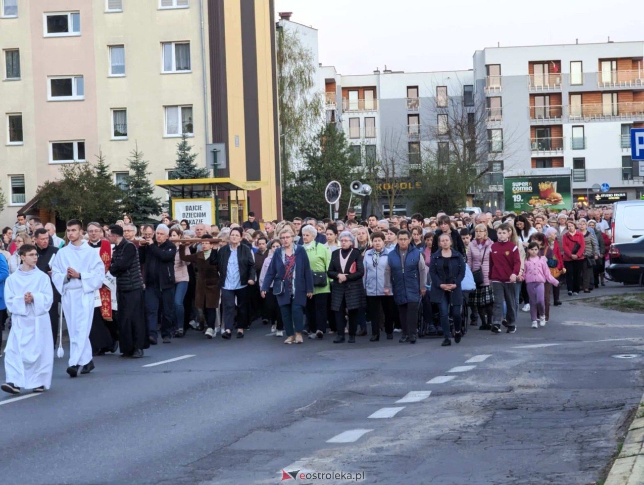 Droga krzyżowa w parafii Zbawiciela Świata w Ostrołęce [16.04.2025] - zdjęcie #36 - eOstroleka.pl