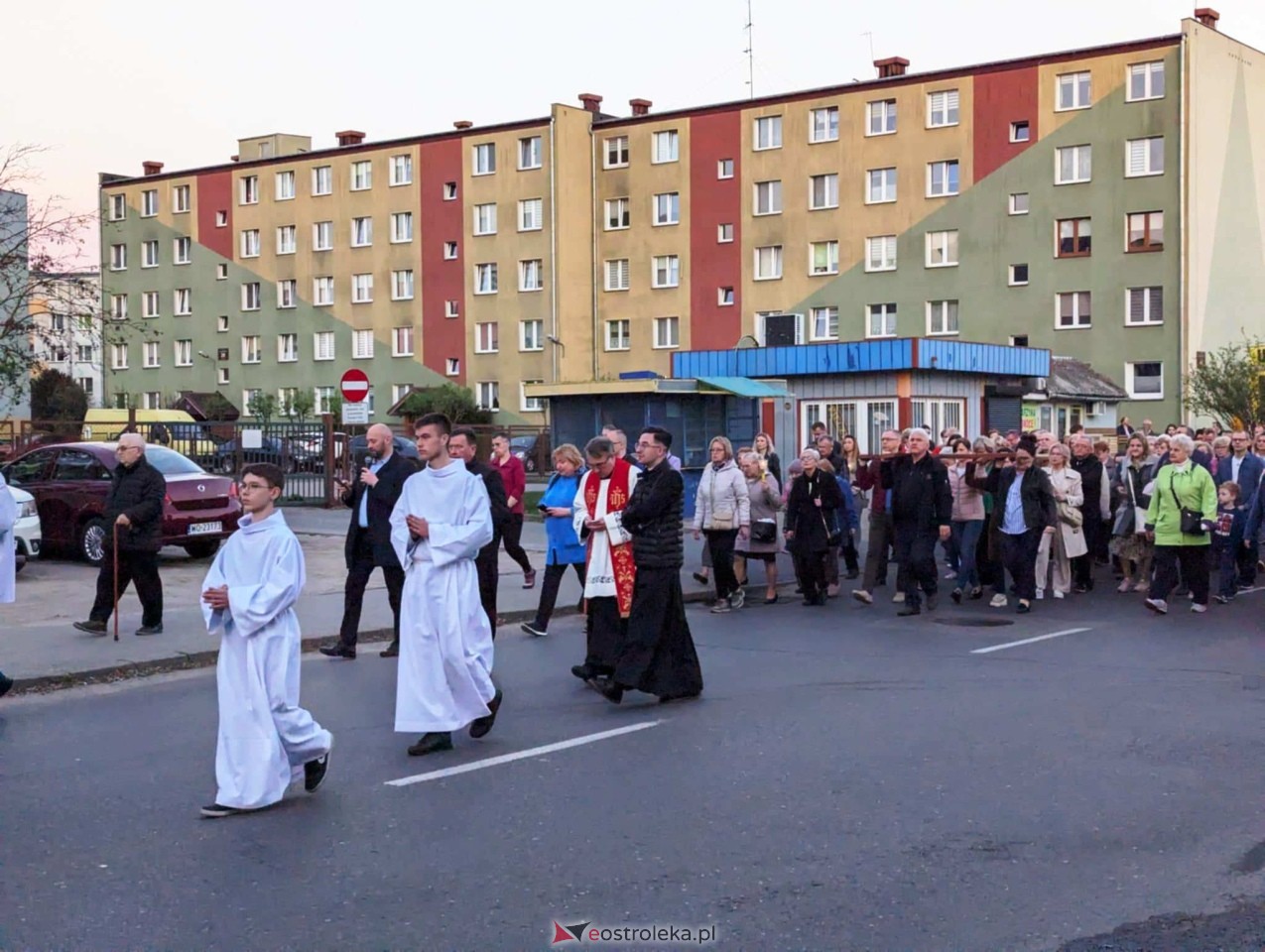 Droga krzyżowa w parafii Zbawiciela Świata w Ostrołęce [16.04.2025] - zdjęcie #35 - eOstroleka.pl