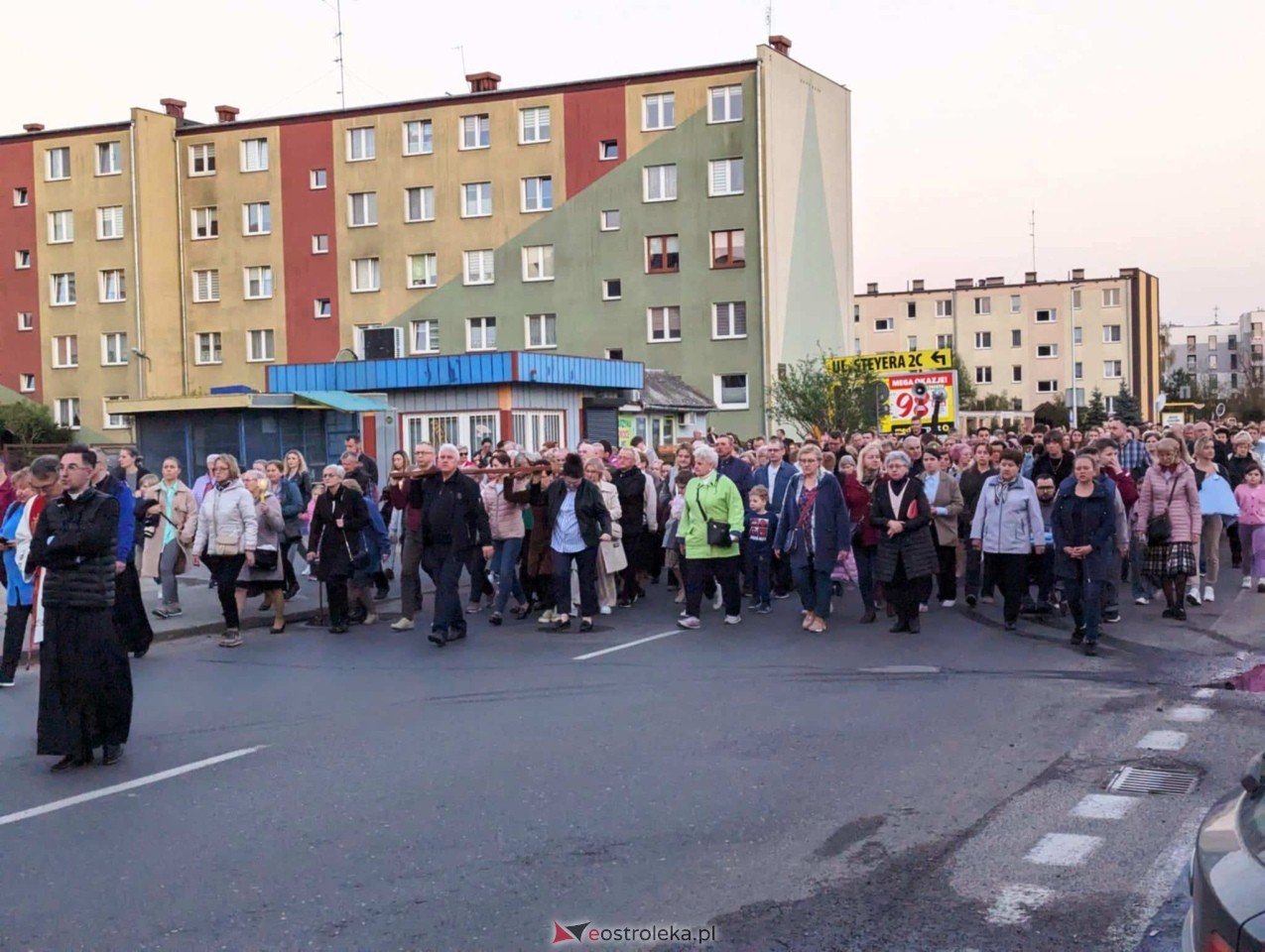 Droga krzyżowa w parafii Zbawiciela Świata w Ostrołęce [16.04.2025] - zdjęcie #34 - eOstroleka.pl