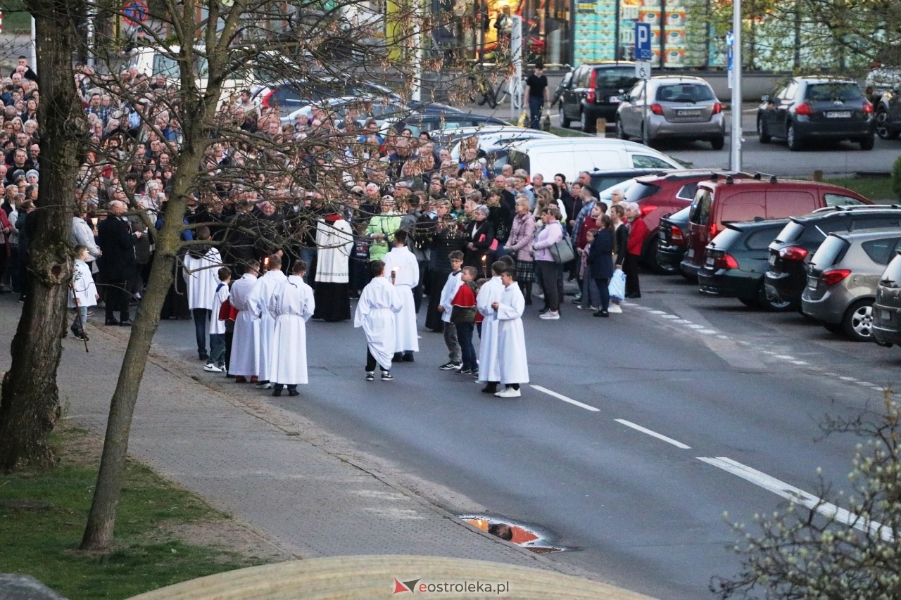Droga krzyżowa w parafii Zbawiciela Świata w Ostrołęce [16.04.2025] - zdjęcie #33 - eOstroleka.pl