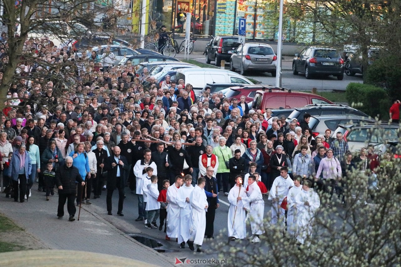 Droga krzyżowa w parafii Zbawiciela Świata w Ostrołęce [16.04.2025] - zdjęcie #32 - eOstroleka.pl