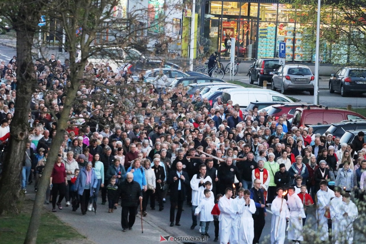 Droga krzyżowa w parafii Zbawiciela Świata w Ostrołęce [16.04.2025] - zdjęcie #31 - eOstroleka.pl