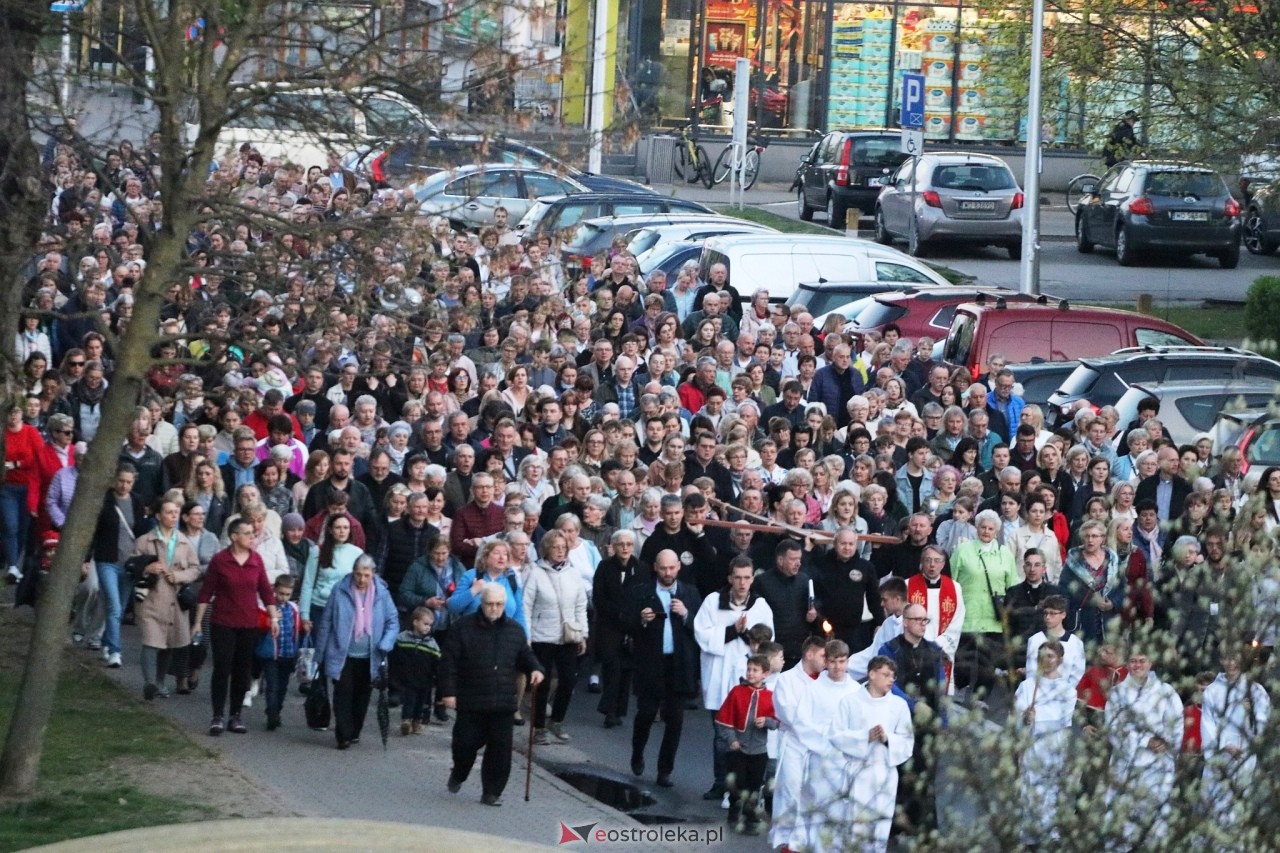 Droga krzyżowa w parafii Zbawiciela Świata w Ostrołęce [16.04.2025] - zdjęcie #30 - eOstroleka.pl