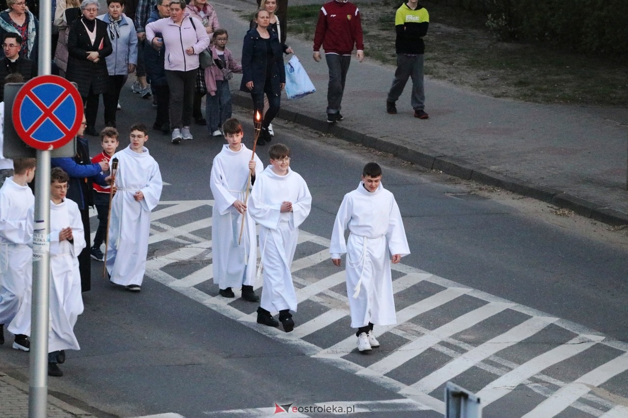 Droga krzyżowa w parafii Zbawiciela Świata w Ostrołęce [16.04.2025] - zdjęcie #29 - eOstroleka.pl