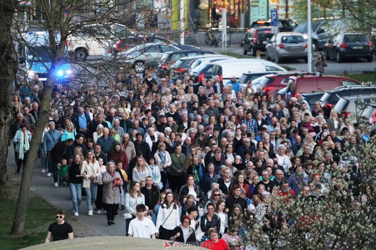 Droga krzyżowa w parafii Zbawiciela Świata w Ostrołęce [16.04.2025] - zdjęcie #28 - eOstroleka.pl