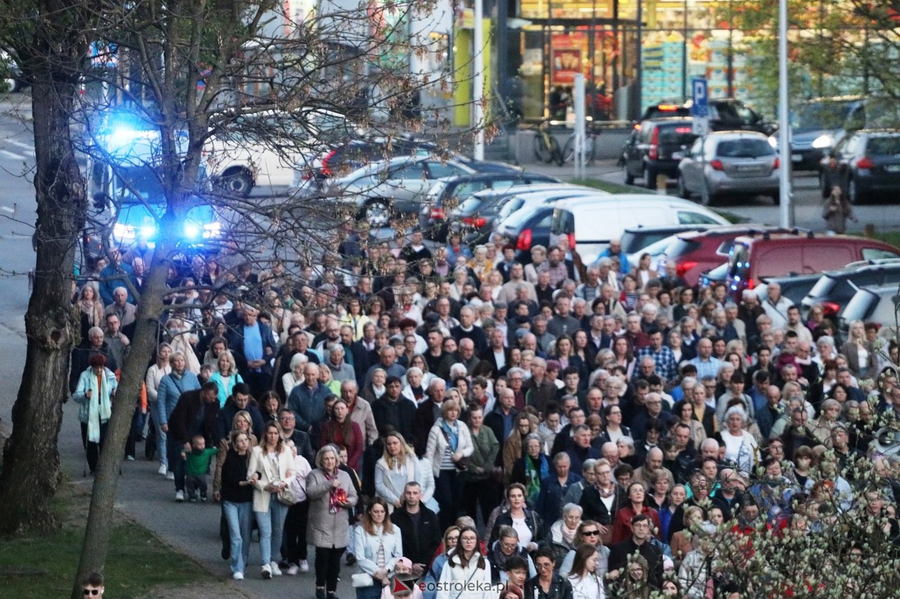 Droga krzyżowa w parafii Zbawiciela Świata w Ostrołęce [16.04.2025] - zdjęcie #27 - eOstroleka.pl