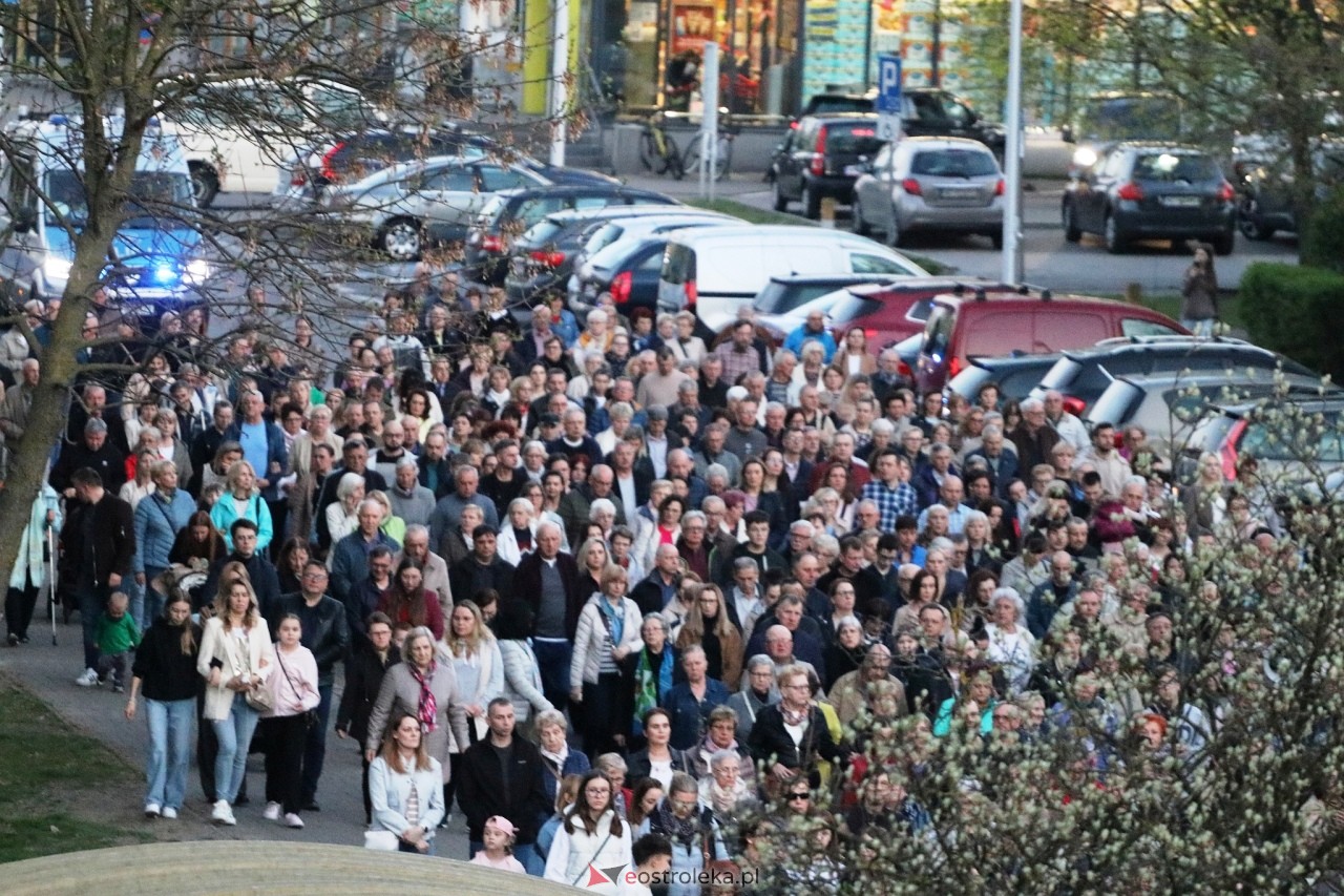 Droga krzyżowa w parafii Zbawiciela Świata w Ostrołęce [16.04.2025] - zdjęcie #26 - eOstroleka.pl