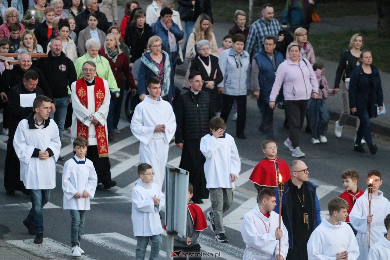 Droga krzyżowa w parafii Zbawiciela Świata w Ostrołęce [16.04.2025] - zdjęcie #25 - eOstroleka.pl