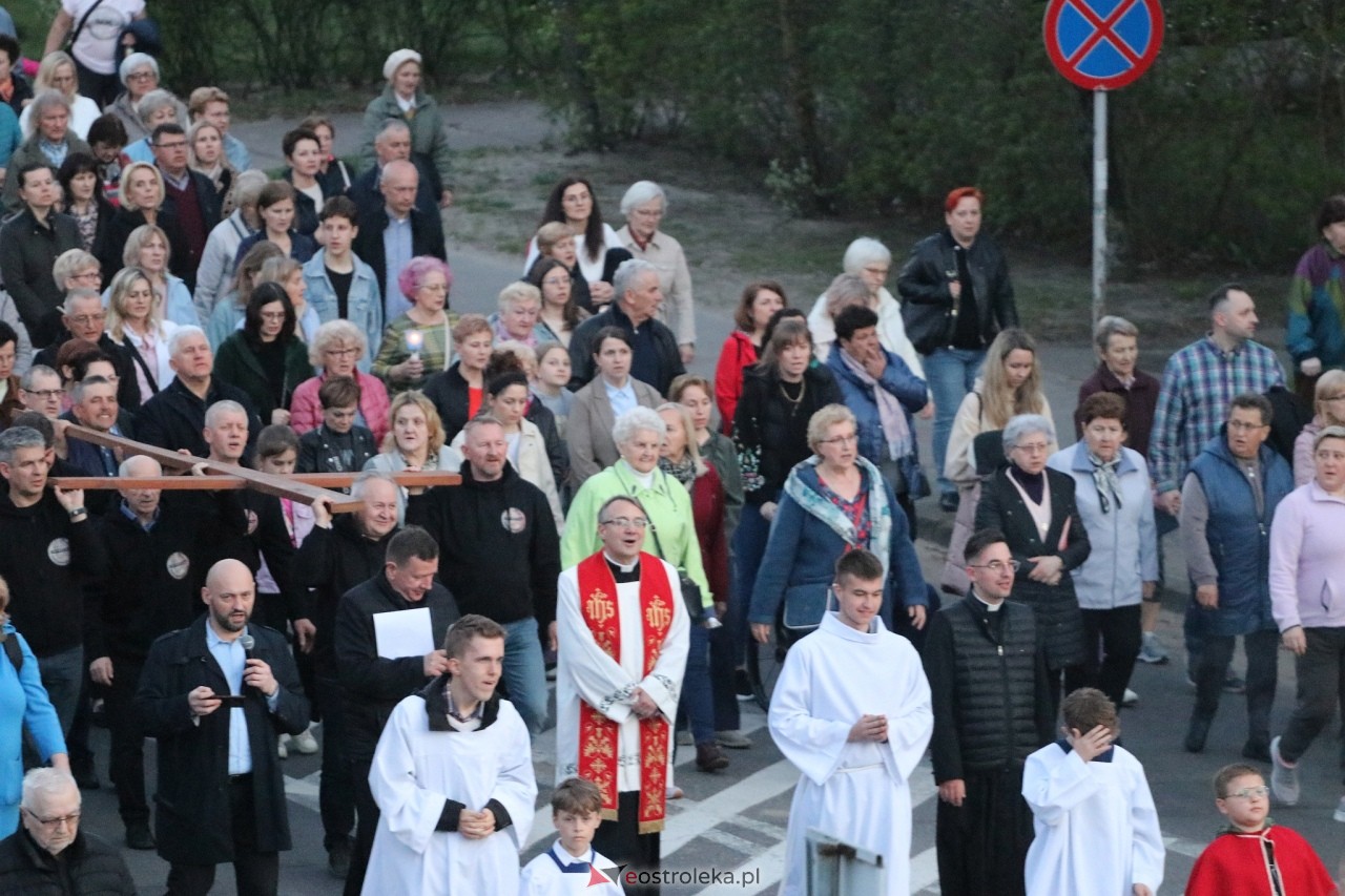 Droga krzyżowa w parafii Zbawiciela Świata w Ostrołęce [16.04.2025] - zdjęcie #24 - eOstroleka.pl