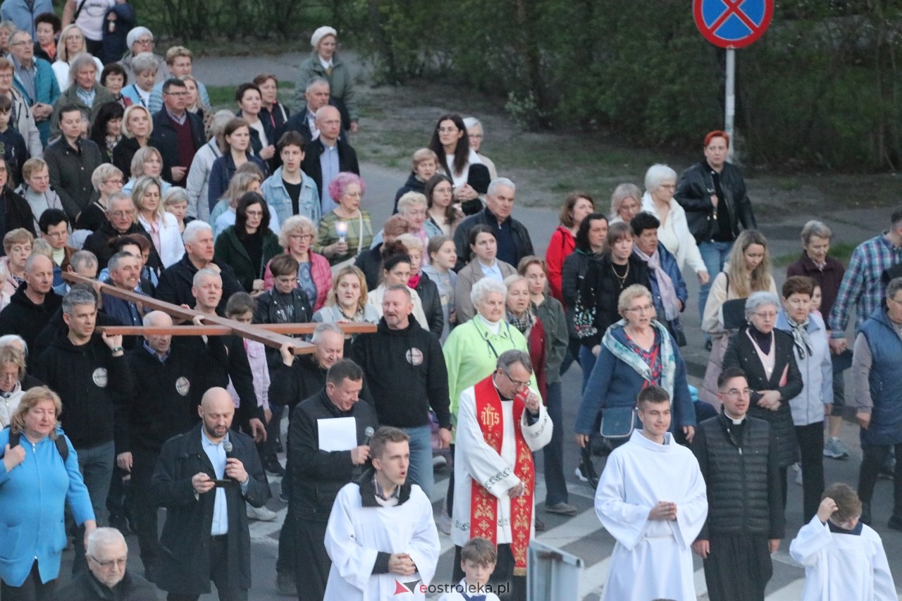 Droga krzyżowa w parafii Zbawiciela Świata w Ostrołęce [16.04.2025] - zdjęcie #23 - eOstroleka.pl