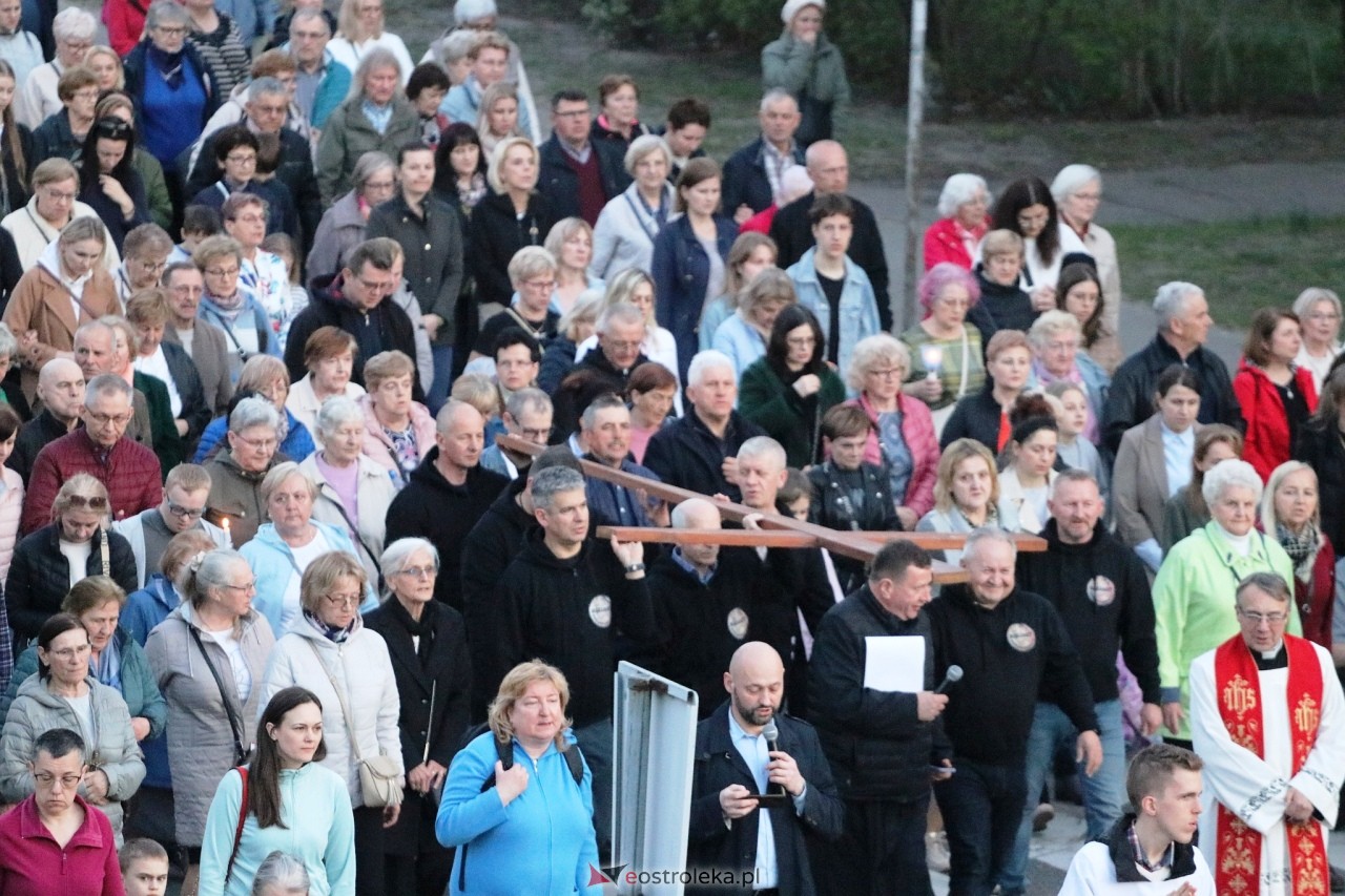 Droga krzyżowa w parafii Zbawiciela Świata w Ostrołęce [16.04.2025] - zdjęcie #22 - eOstroleka.pl