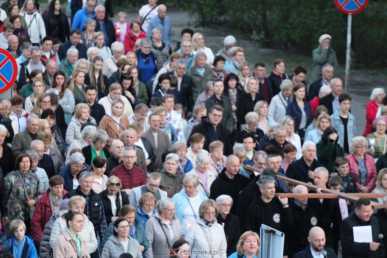 Droga krzyżowa w parafii Zbawiciela Świata w Ostrołęce [16.04.2025] - zdjęcie #21 - eOstroleka.pl