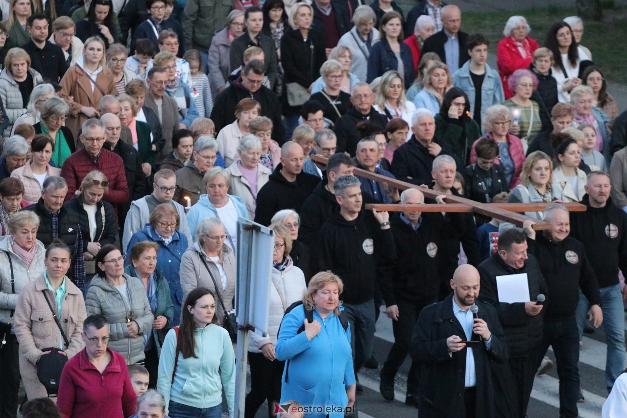 Droga krzyżowa w parafii Zbawiciela Świata w Ostrołęce [16.04.2025] - zdjęcie #20 - eOstroleka.pl