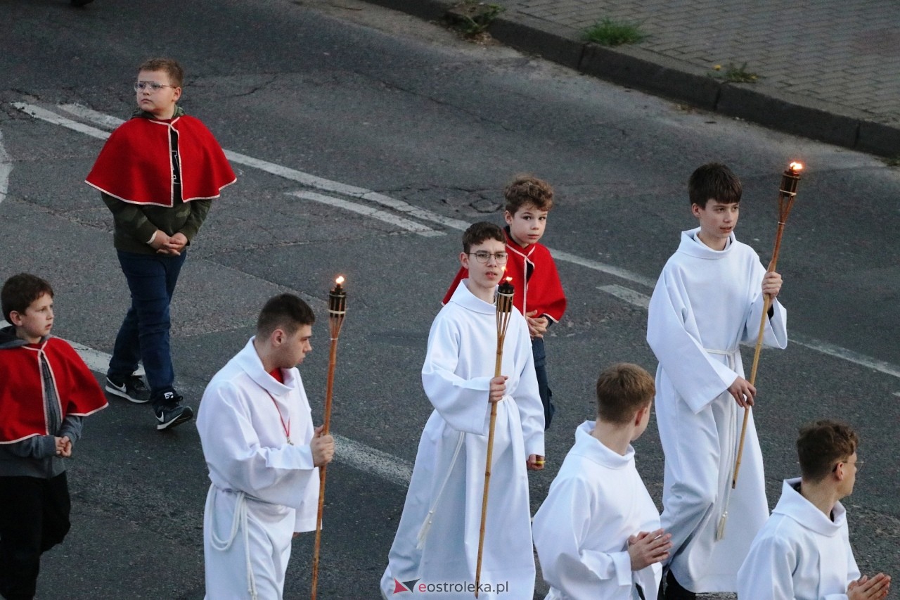 Droga krzyżowa w parafii Zbawiciela Świata w Ostrołęce [16.04.2025] - zdjęcie #19 - eOstroleka.pl