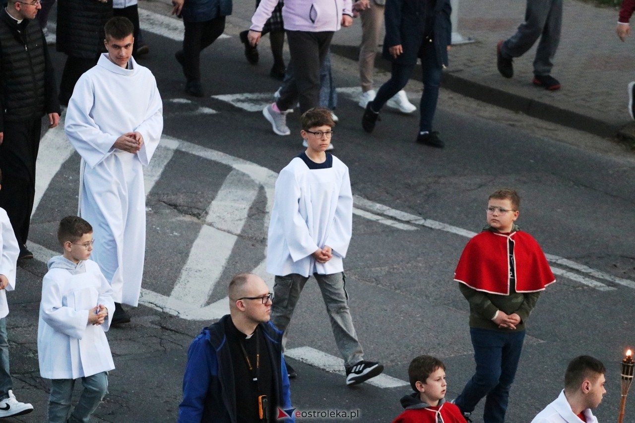 Droga krzyżowa w parafii Zbawiciela Świata w Ostrołęce [16.04.2025] - zdjęcie #18 - eOstroleka.pl