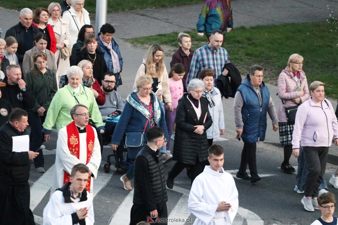 Droga krzyżowa w parafii Zbawiciela Świata w Ostrołęce [16.04.2025] - zdjęcie #17 - eOstroleka.pl