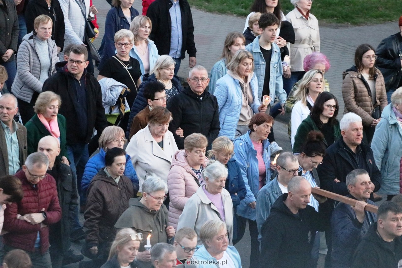 Droga krzyżowa w parafii Zbawiciela Świata w Ostrołęce [16.04.2025] - zdjęcie #16 - eOstroleka.pl