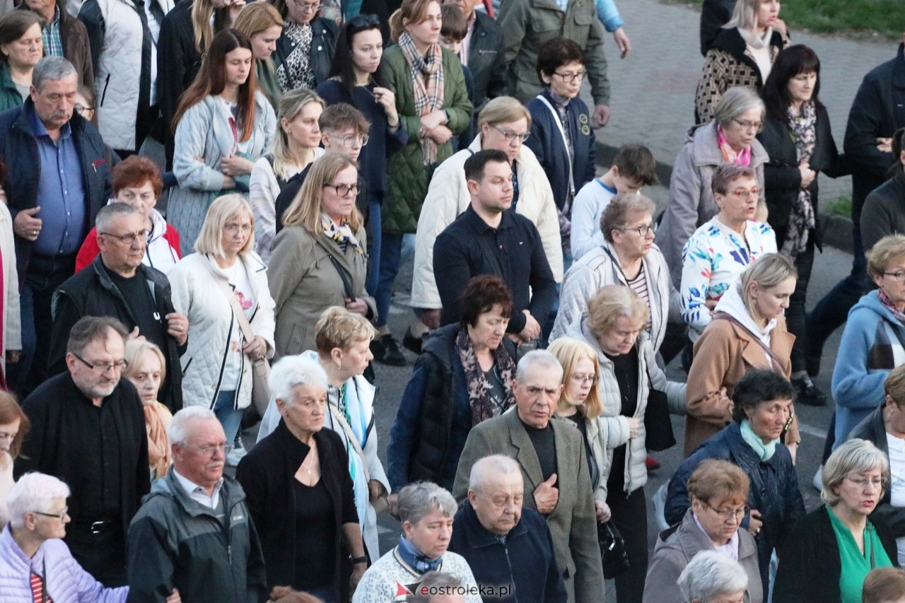 Droga krzyżowa w parafii Zbawiciela Świata w Ostrołęce [16.04.2025] - zdjęcie #15 - eOstroleka.pl